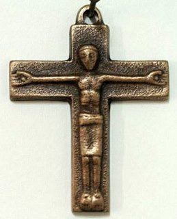 Kruisje met moderne Corpus Christi, brons handwerk   5 cm.