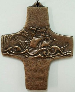Kruisje met voorstelling van een zeilschip op zee, brons handwerk 9.½ cm.
