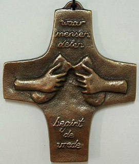 Kruisje  VREDE   "waar mensen delen begint de vrede" brons handwerk 10 cm.