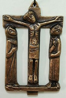 Kruisje brons  Golgotha  voorstelling Maria en Johannes staande  onder het kruis brons 9 cm.