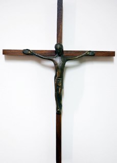 Wandkruis hout  met een Corpus Christi moderne vormgeving 24 cm.