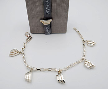 EMPORIO ARMANI ZILVER DESIGN  COLLECTIE   zilveren armbandje met 5 hangers Armani logo