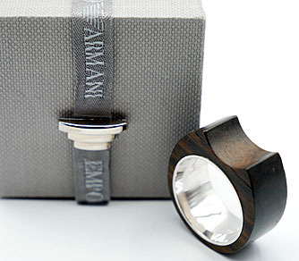 EMPORIO ARMANI ZILVER DESIGN  COLLECTIE  ring ebbenhout met zilver in exclusieve vormgeving.