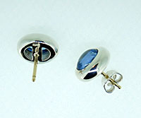 OORBELLEN ZILVER Design ovale  zilveren oorknoppen met licht blauwe steen