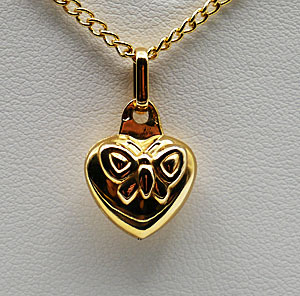 Gouden ketting hanger hartje met vlindermotief.
