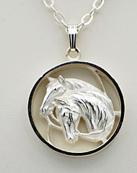 Zilveren ketting  hanger afbeelding van  2 paardenhoofden