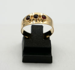 Gouden dames band ring met granaat