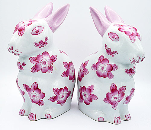 aardewerk  2 konijntjes wit glazuur met bloemdecoratie