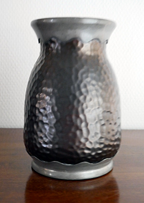 Plazuid aardewerk vaas in zwart " metaal  glazuur" met Gero tinnen montures.