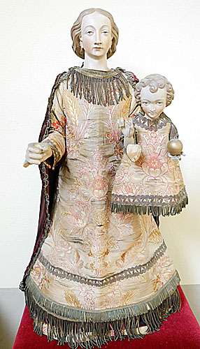 Heiligenbeeld STAAKMADONNA hout met kleding eind 19e eeuw.